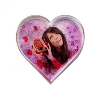 Рамка водяная сердце с разноцветными хлопьями