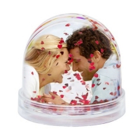 Шар водяной сфера с хлопьями в виде сердечек